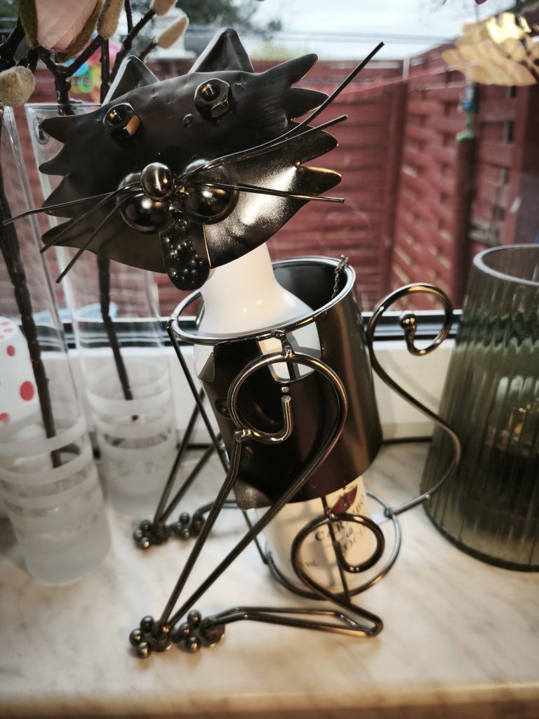 Metalowy kot stojak na wino metaloplastyka