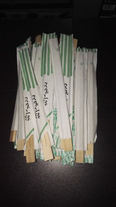 Lote pauzinhos de sushi e palhetas de café