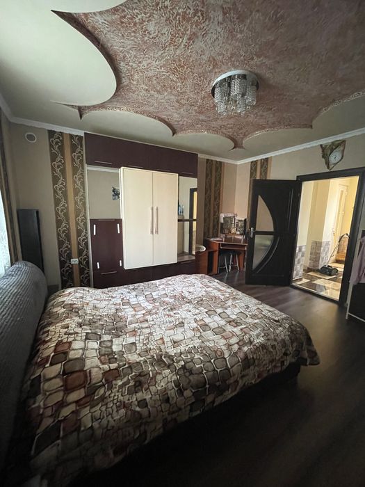 Продається будинок з земельною ділянкою.