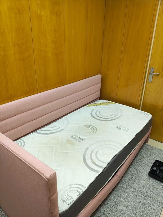 Camas com cabeceira, painel lateral e colchão