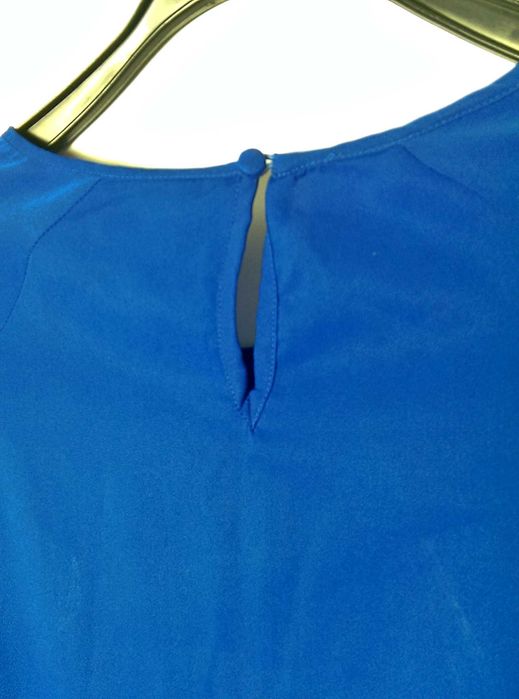 Zwiewna niebieska bluzka krótki rękaw Diverse S