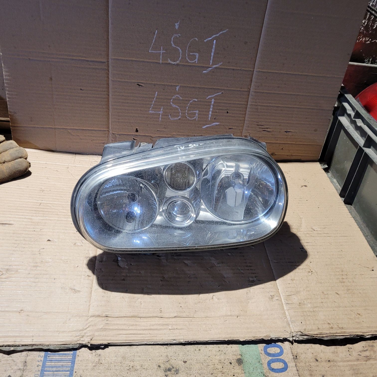 Lampa przód lewa vw golf IV 2001r VALEO