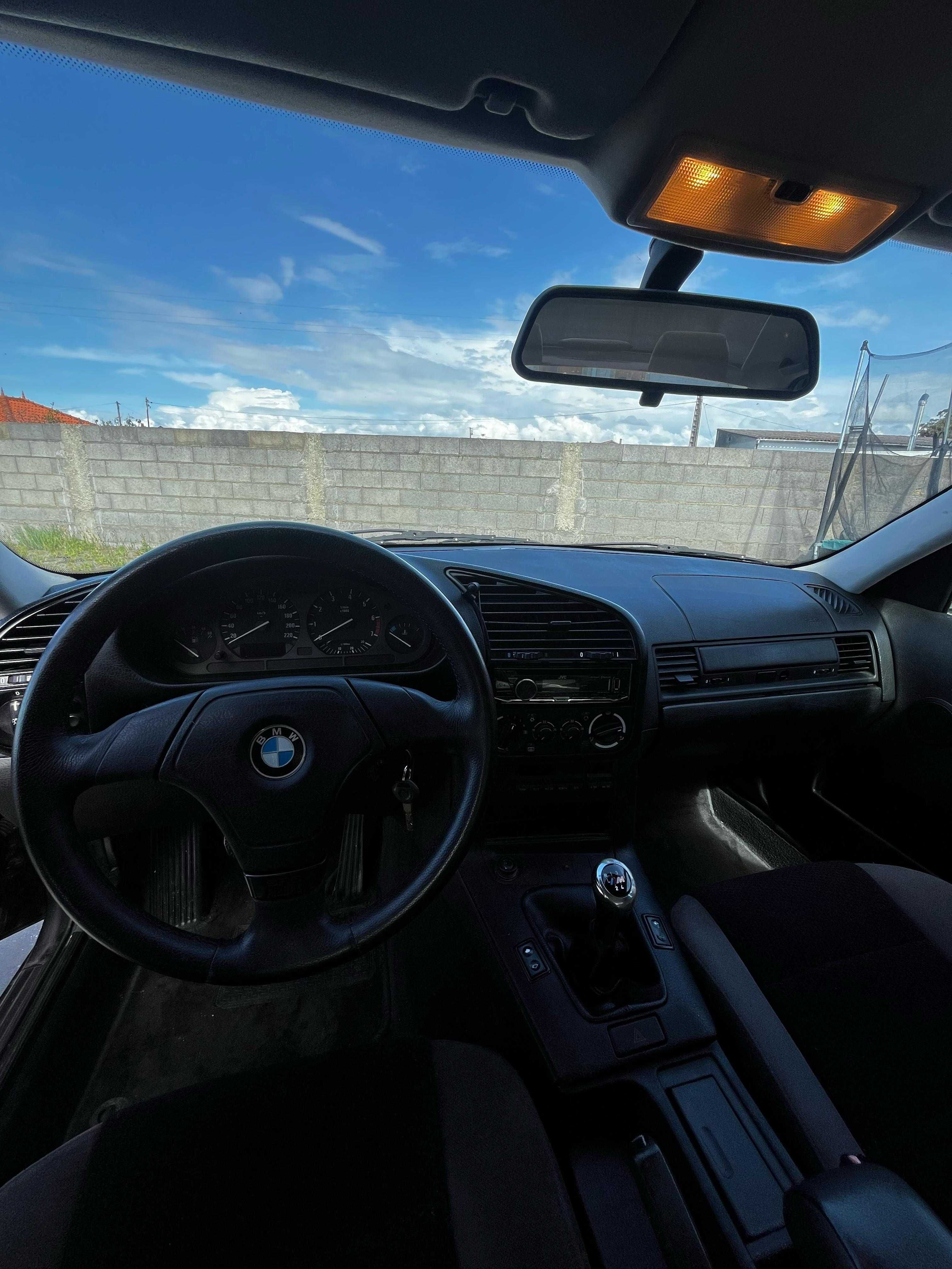 BMW 318i E36 – 1995 | 230.600 km | Preto