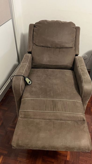 Poltrona reclinável eletrica om massagens.