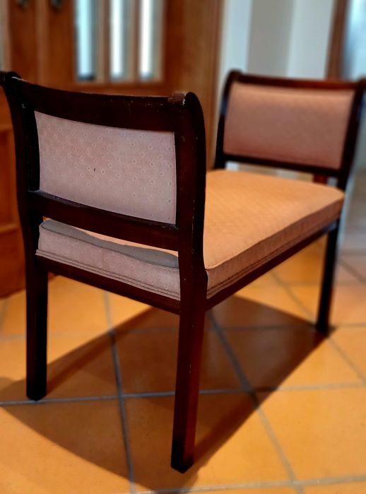 Banco estufado em madeira maciça