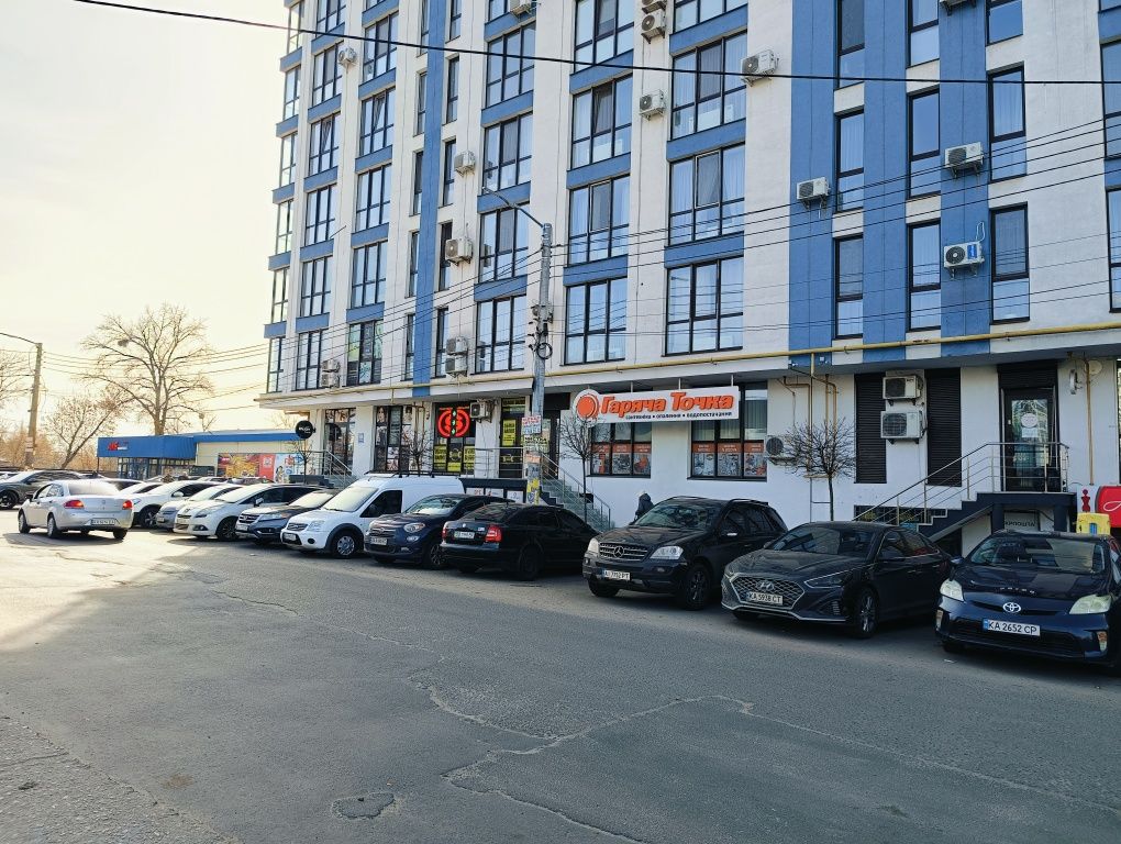 Салон-Магазин-Услуги(75м.кв) метро Славутич, ул.Центральная 21
