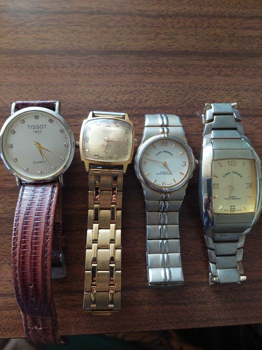 Vários relógios antigos