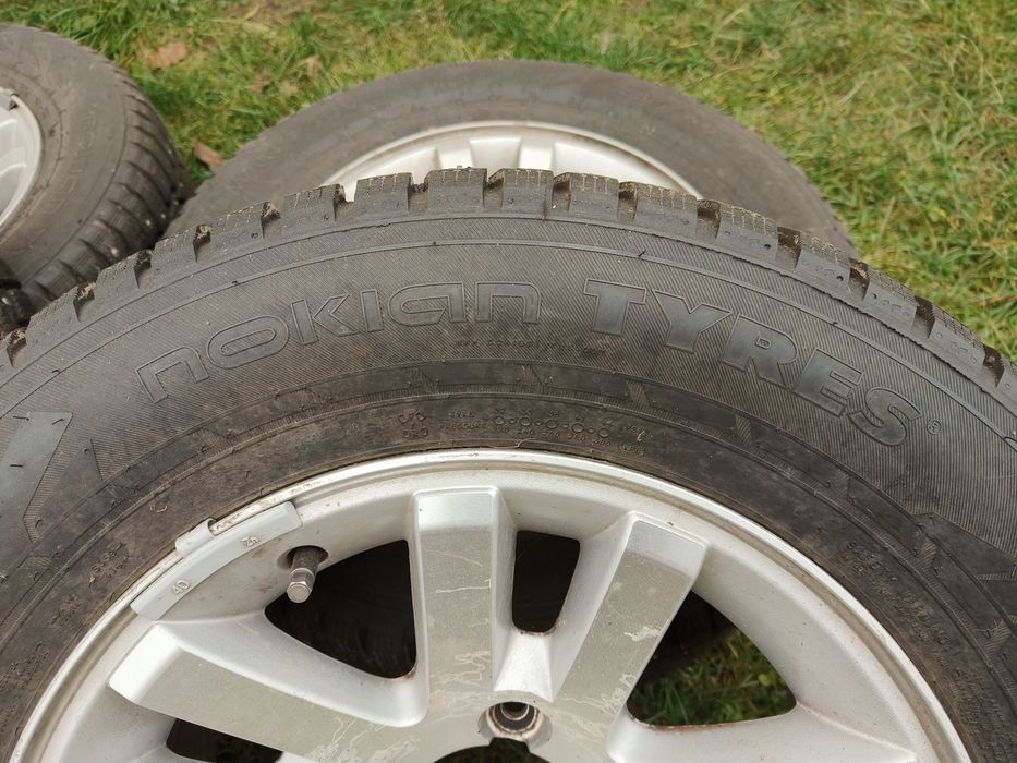 Гума Nokian 235 60 r16 шипована на оригінальних дисках