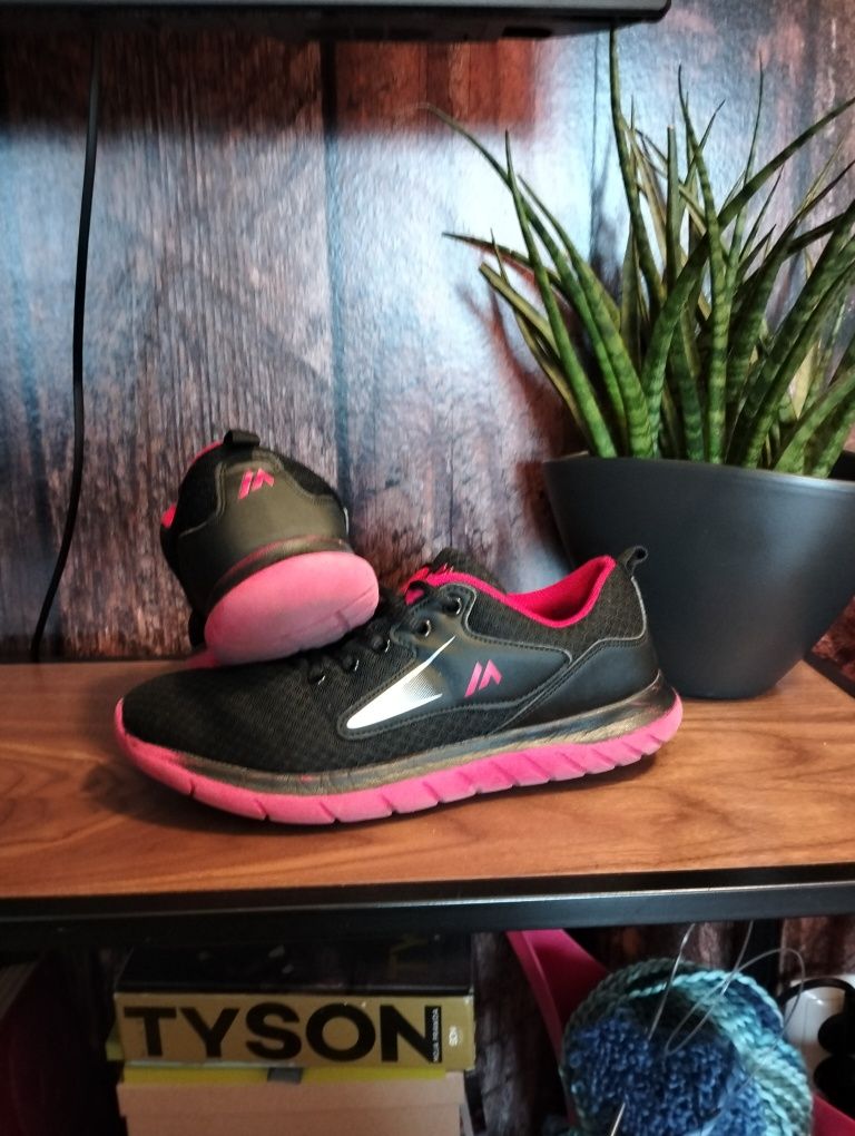 Buty sportowe Martes roz. 39, wkładka 25 cm