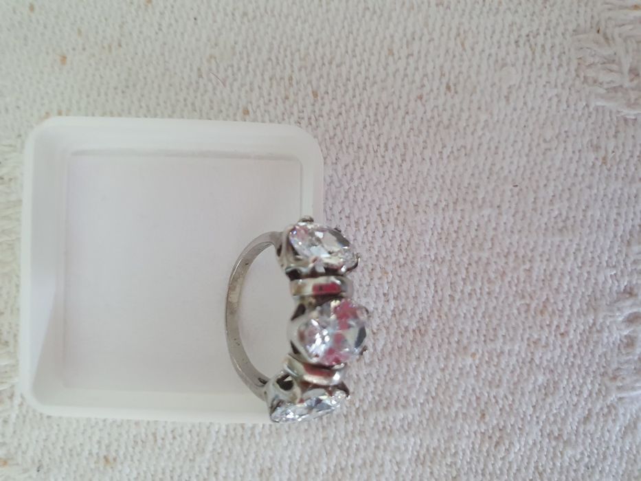 Anel prata de lei  e zircões novo