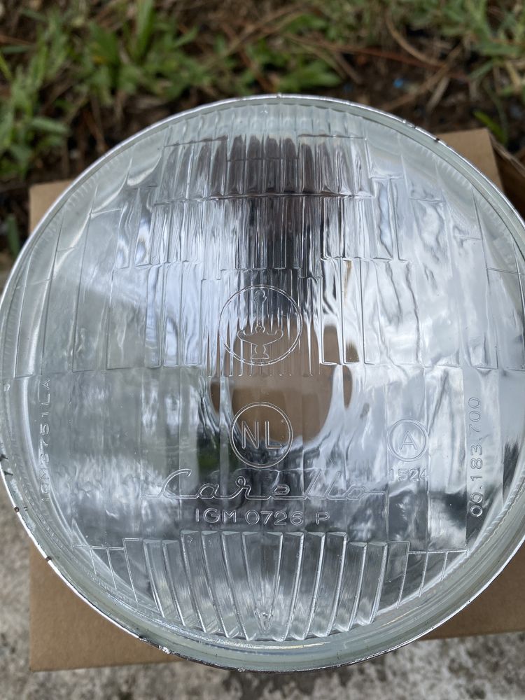 Farol novo ainda na caixa Fiat 600