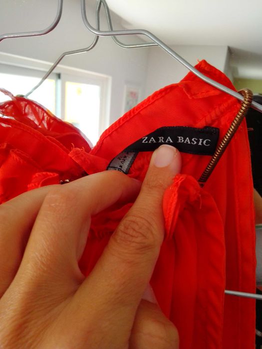 Blusa cor de laranja de atar no pescoço