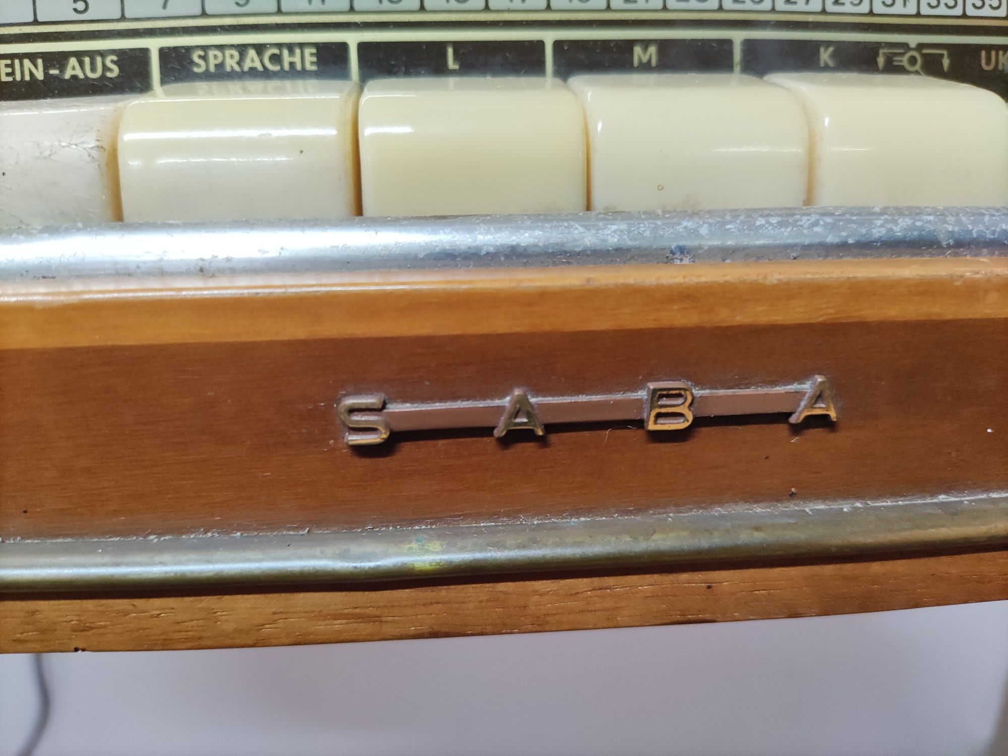 Rádio antigo marca saba