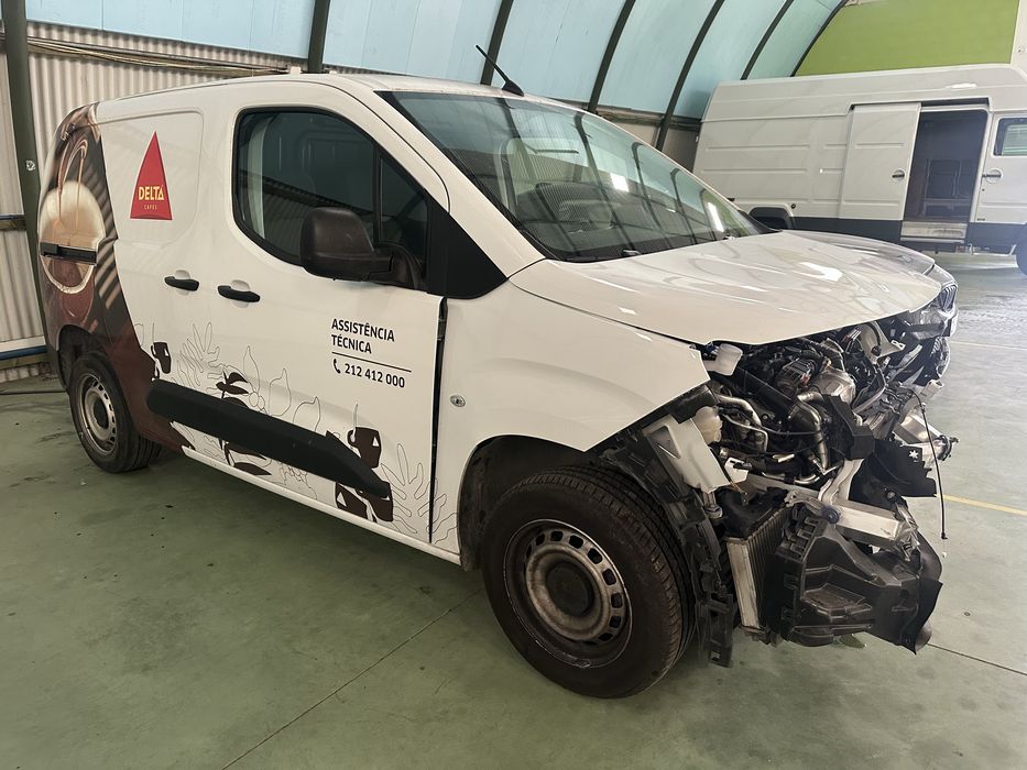 Peugeot Partner 2023 com apenas 74.000kms a trabalhar.