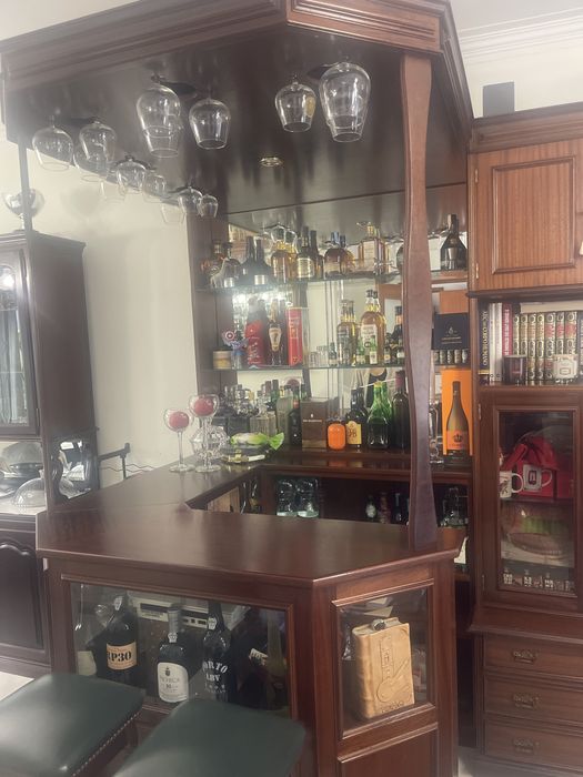 Vendemos movel de sala de estar em madeira com bar acoplado