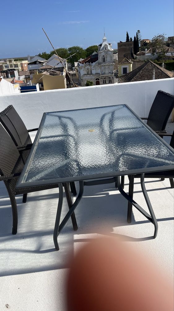 Mesa de jardim em muito bom estado - oferta de 5 cadeiras