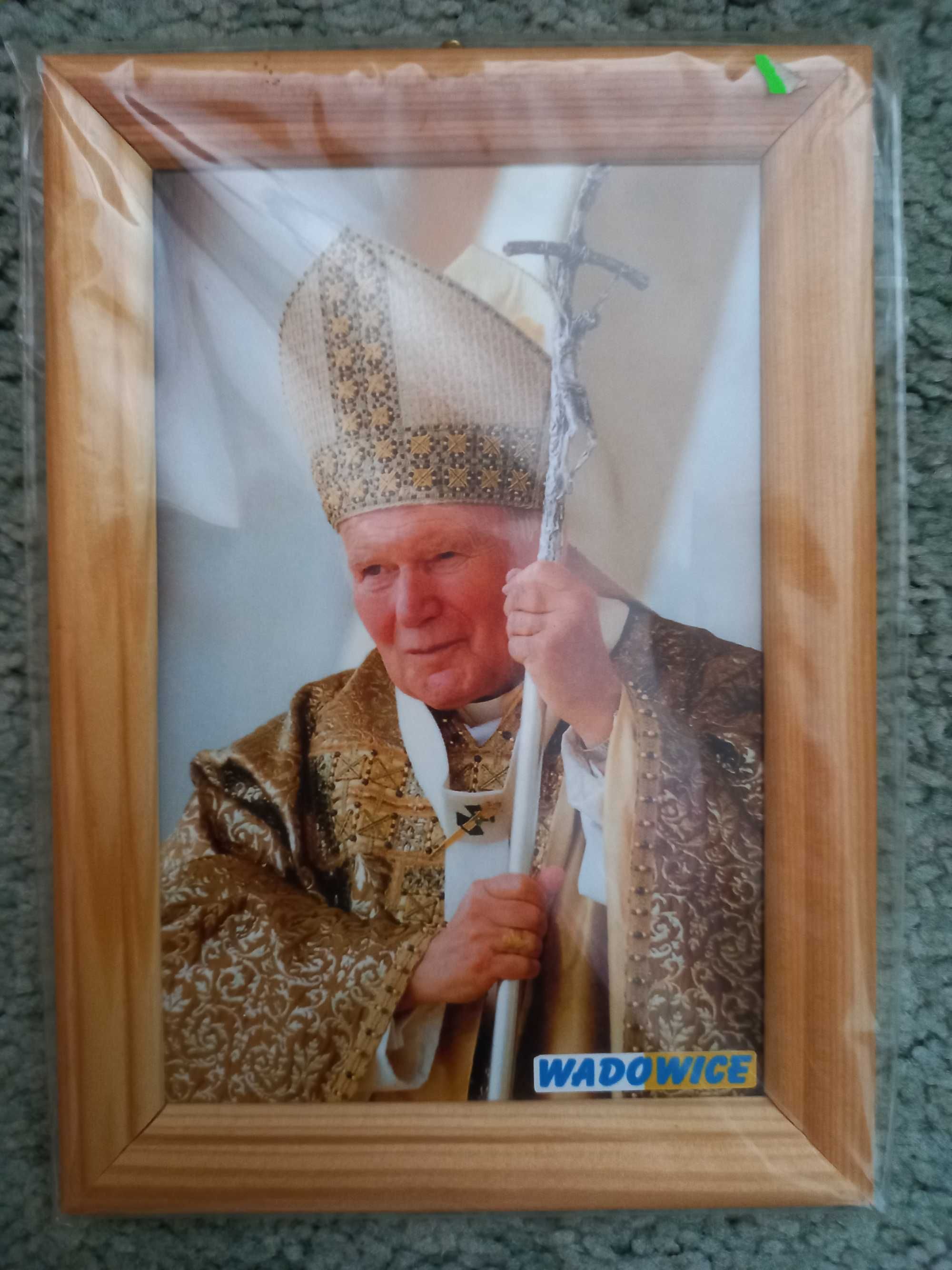 Wizerunek Jana Pawła II w drewnianej ramce