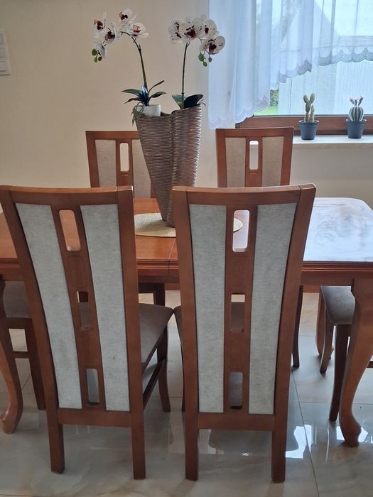 Stół do jadalni  w kolorze drewna