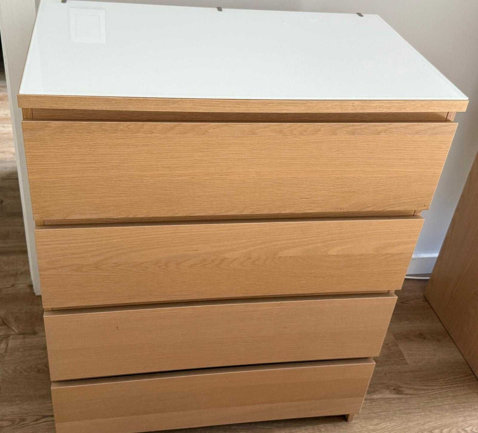 Cama de casal, com colchão e móveis para quarto.