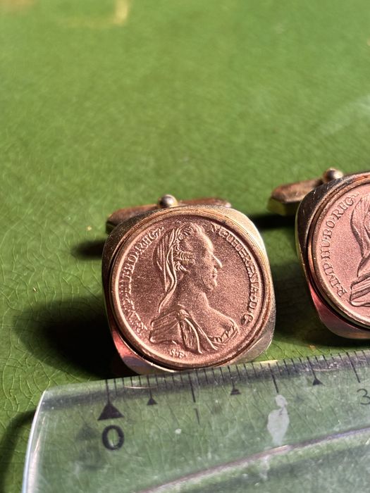 Zabytkowe spinki do mankietów z wizerunkiem cesarzowej Marii Teresy.