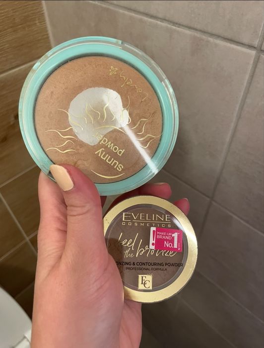 Bronzer do twarzy marki Eveline i duży Lovely