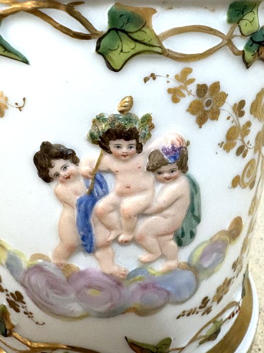 Lindo antigo pote / manga em porcelana francesa pintada à mão