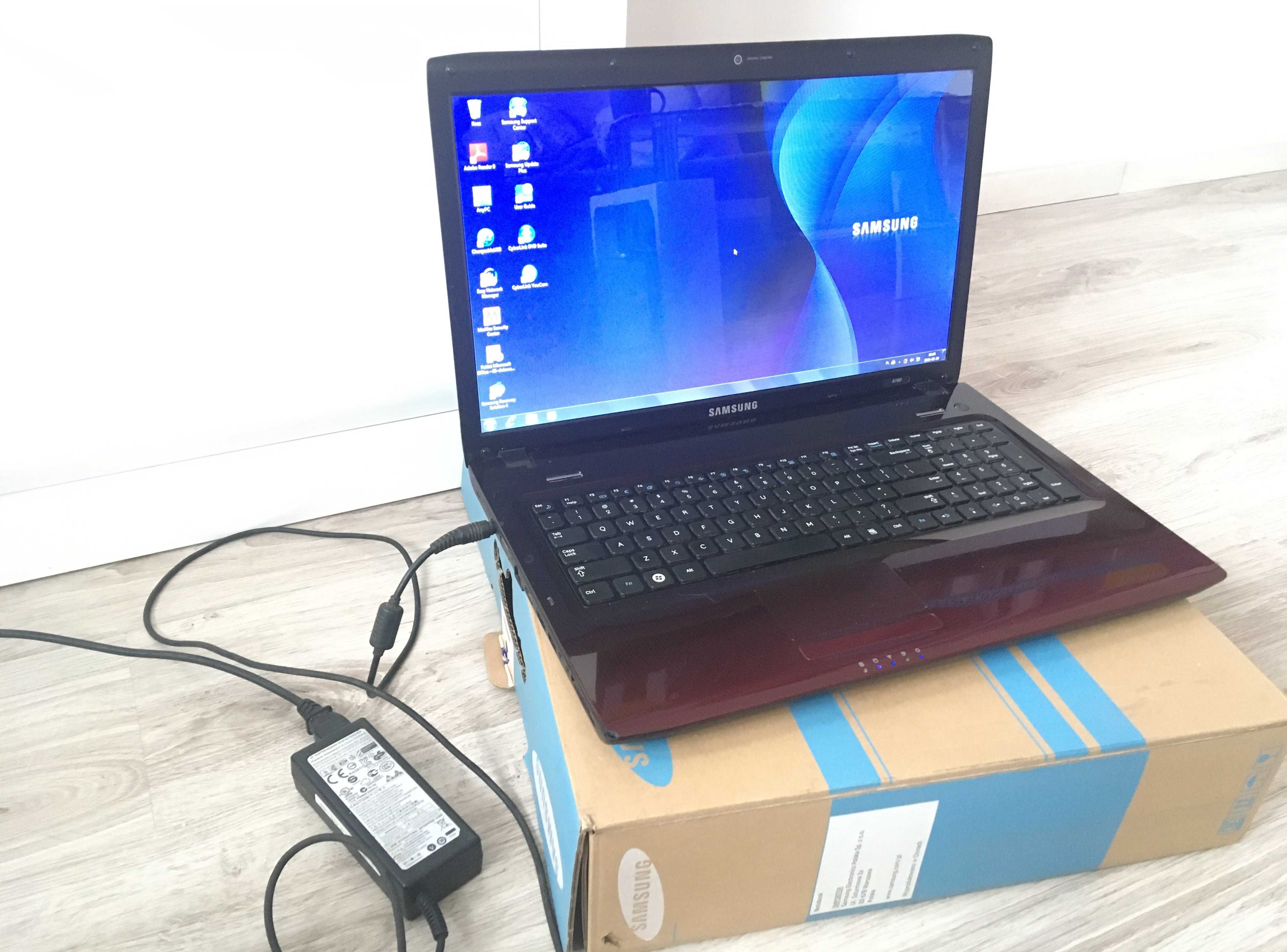 Samsung R780 17' , Windows 7 , 4GB RAM GeForce GT 330M, intel i3