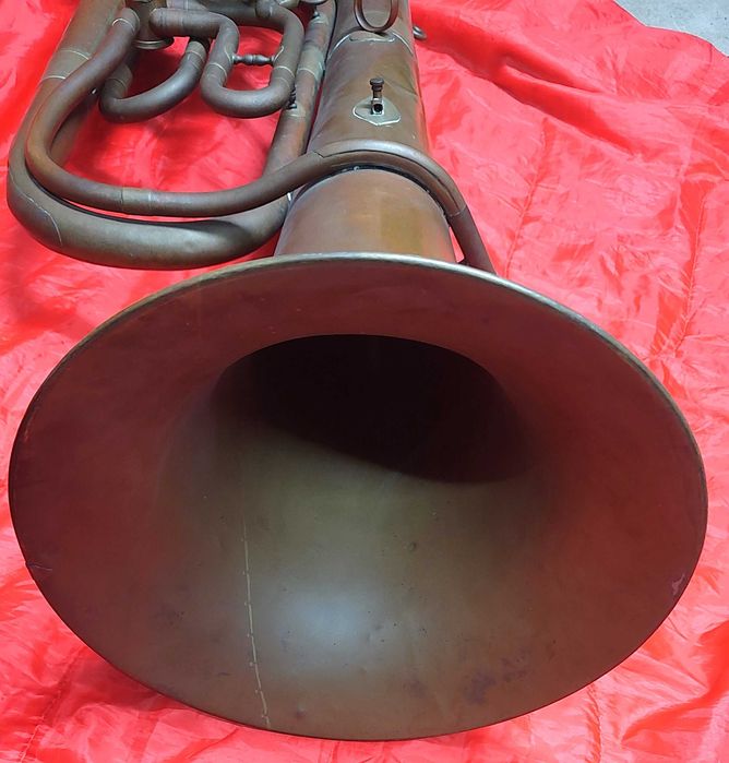 Tuba basowa w stroju F