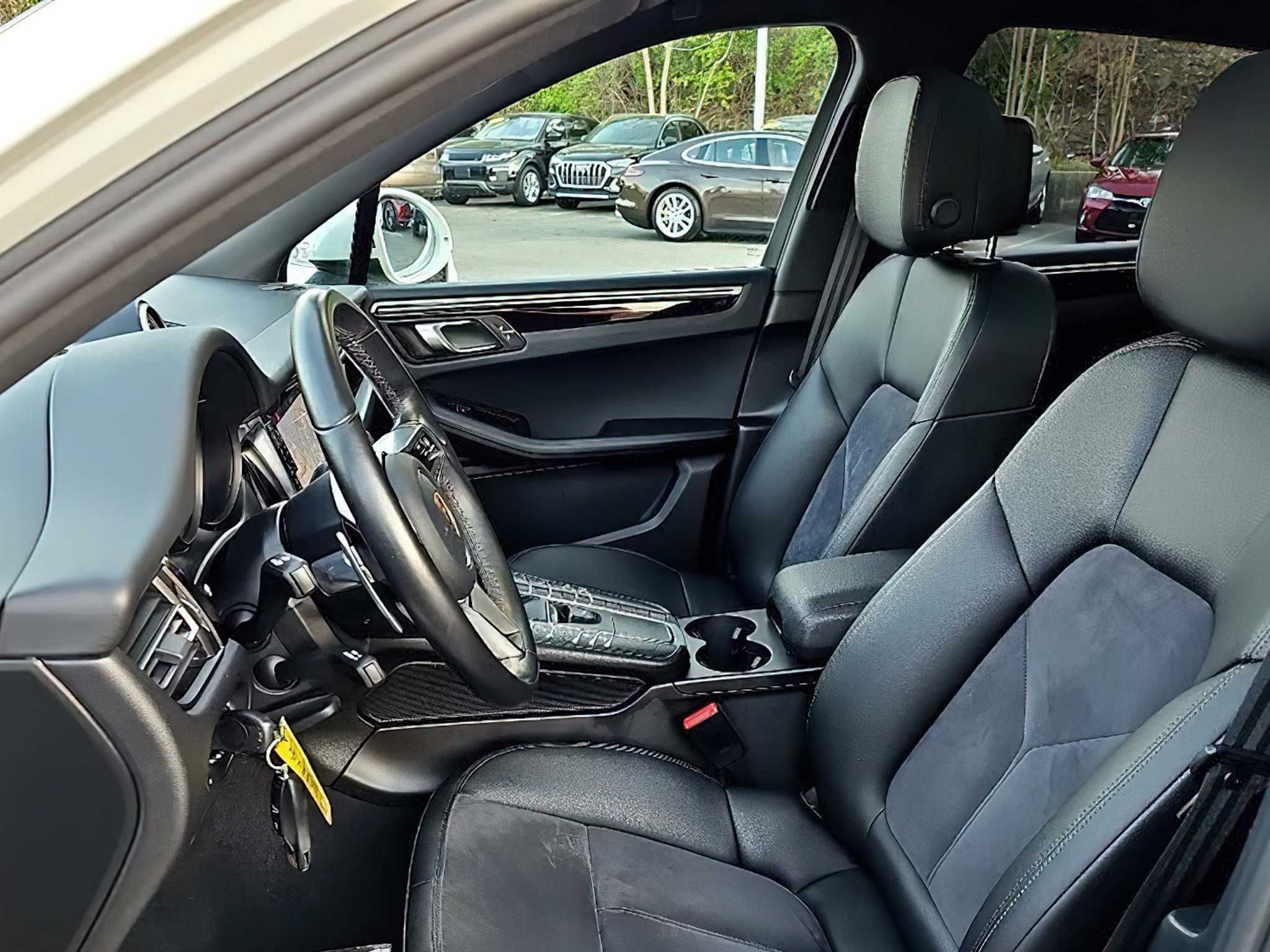 Porsche Macan Base      2021