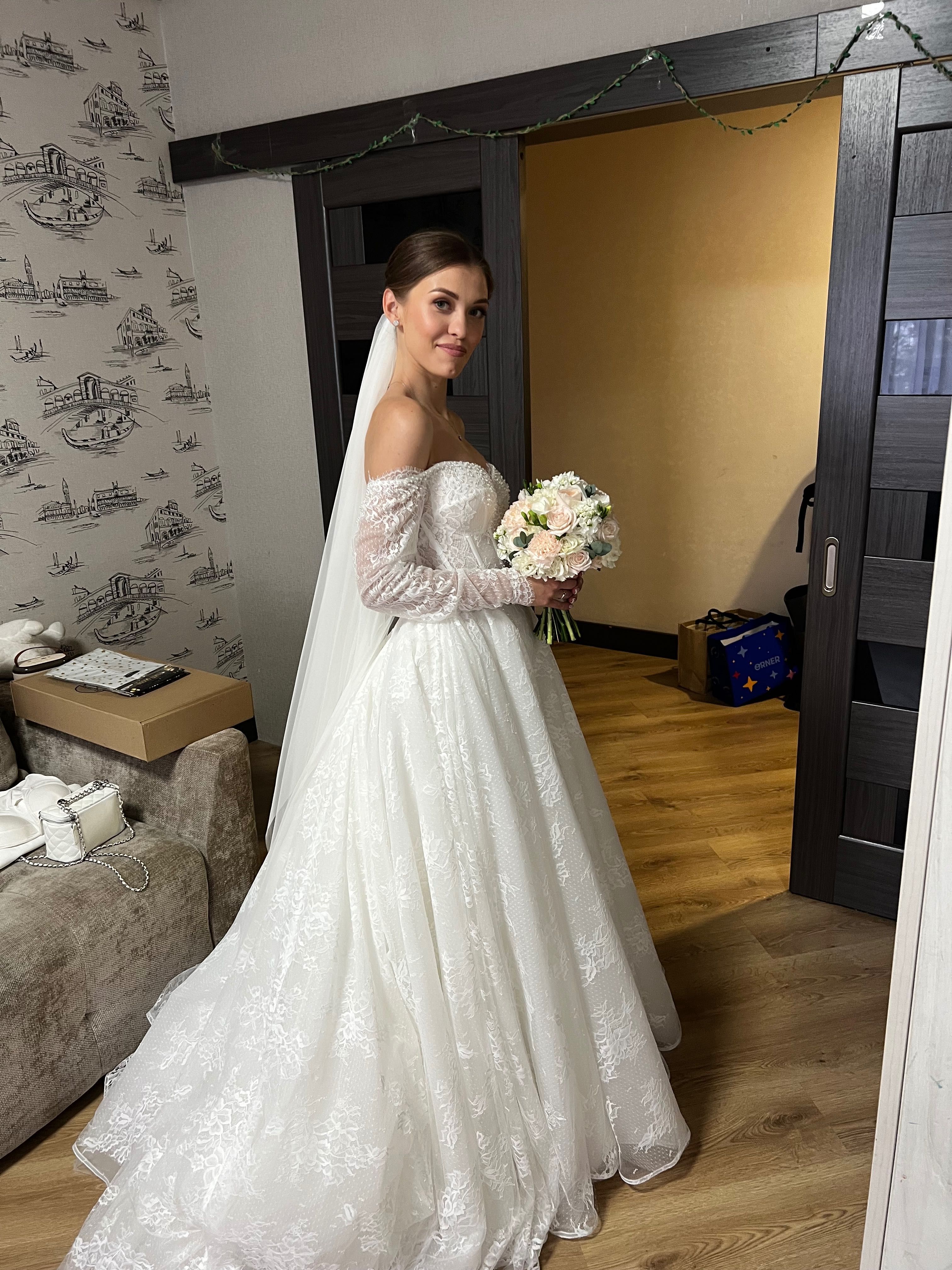 Весільна мереживна сукня