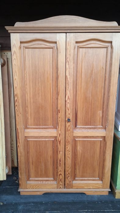 Sosnowa szafa dwudrzwiowa