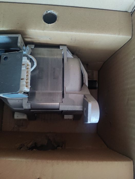 Silnik Whirlpool Indesit Hotpoint