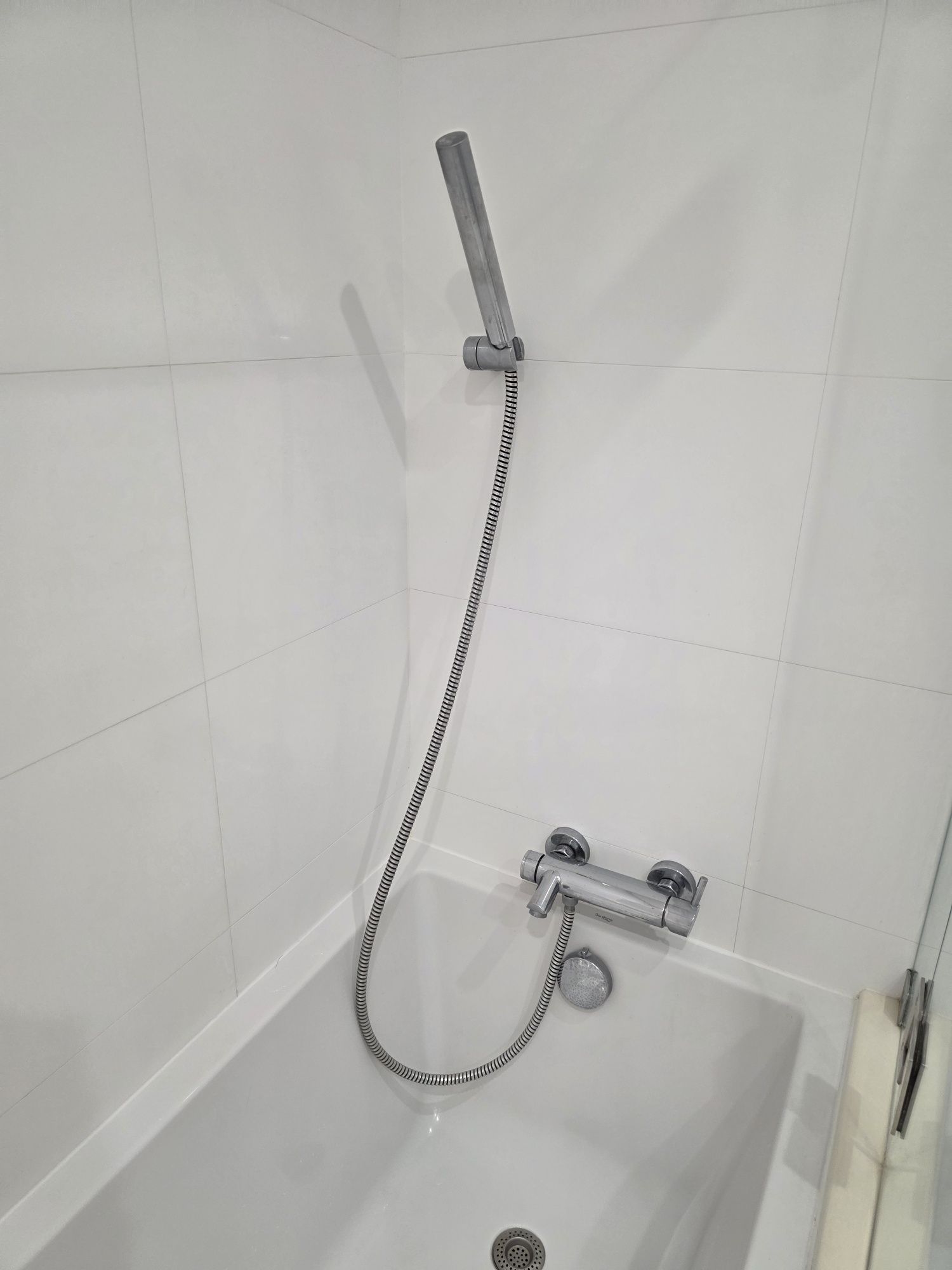 Banheira, vidro de protecção, chuveiro e mármore