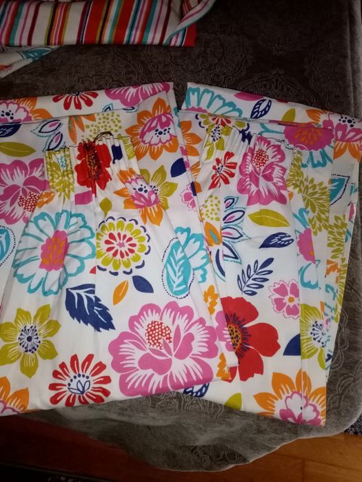 Conjunto de colcha e cortinas laterais.
