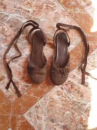 Sandálias castanhas