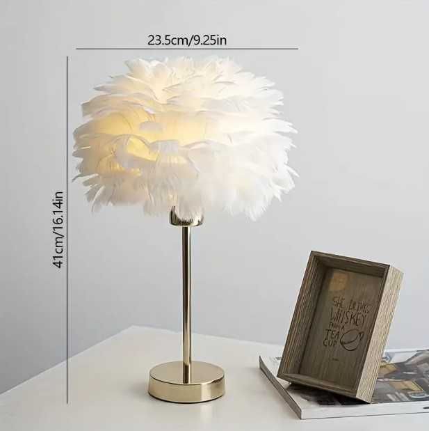 Elegancka lampa nocna stołowa z kloszem z białych piór ściemniacz