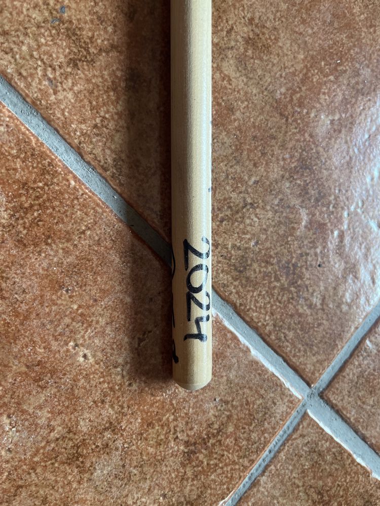 Baqueta assinada pelo baterista da banda korpikllain