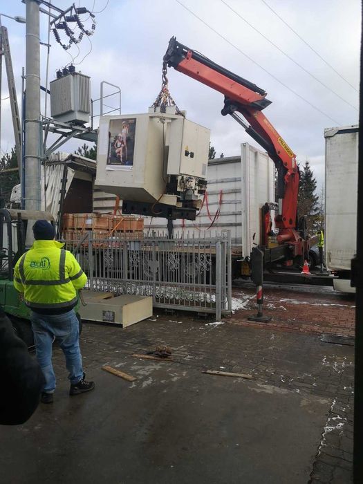 Transport, magazyn, dystrybucja ciężarówką z HDS i wózkiem widłowym