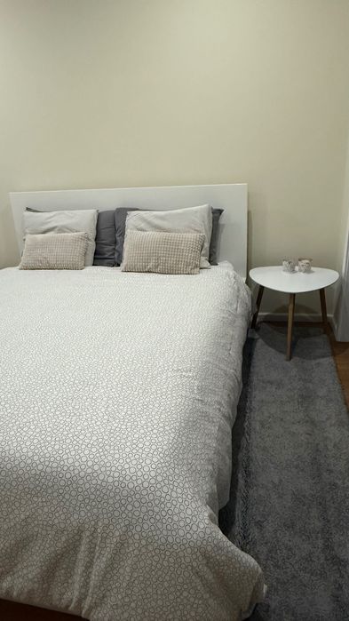 Cama com colchão, tapete e móvel de tv pouco uso em bom estado