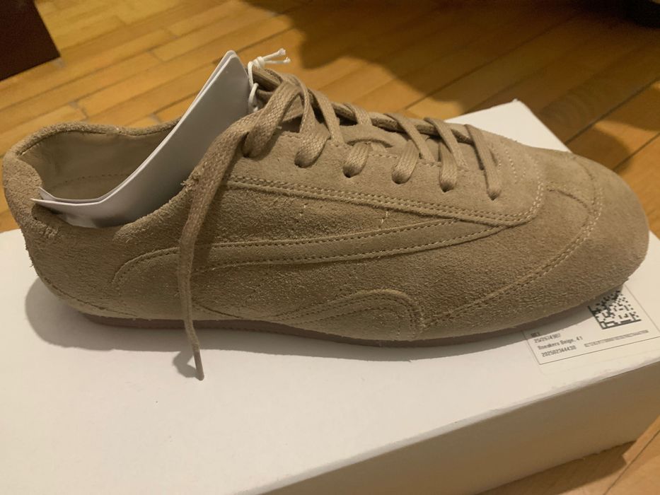 Продаж кросівок cos