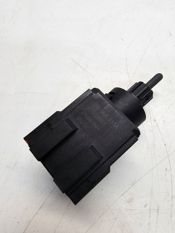 CZUJNIK HAMULCA STOP AUDI A3 A4 A5 A6 3B0945511A