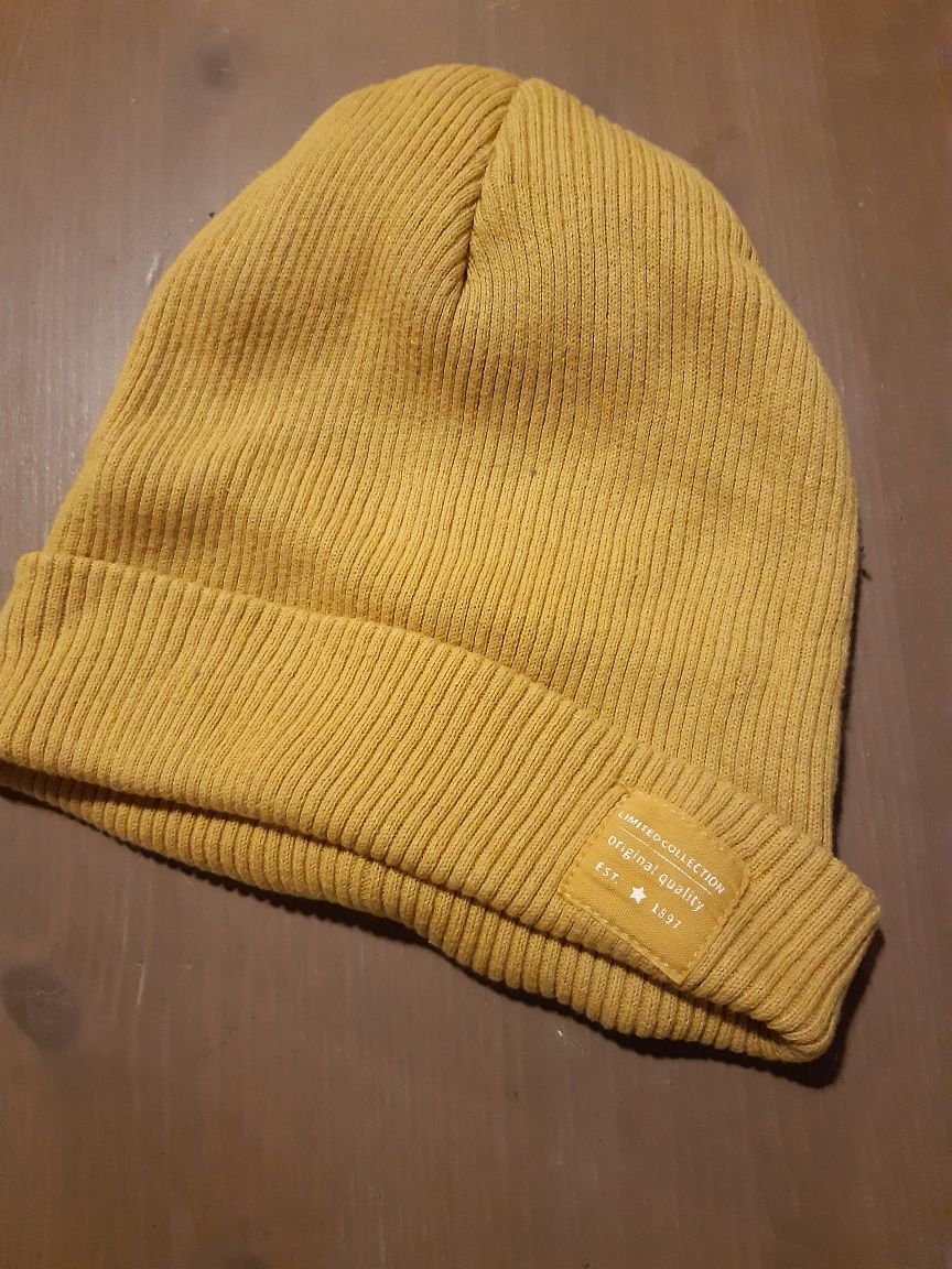 Żółta czapka Zara na wiosnę jesień modny wzór
