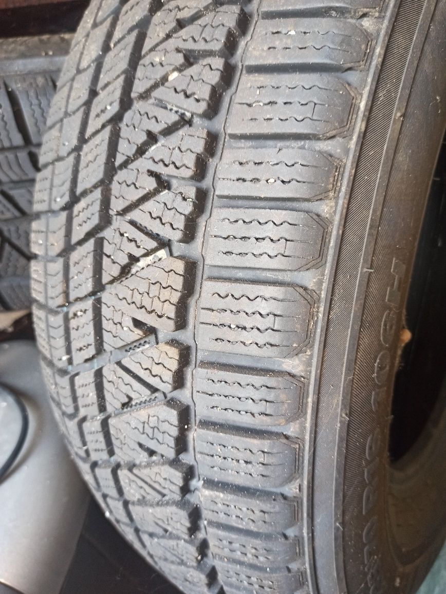 Продам комплект зимової гуми "KUMHO" 2022 р., відкатала 1 зиму. 12000