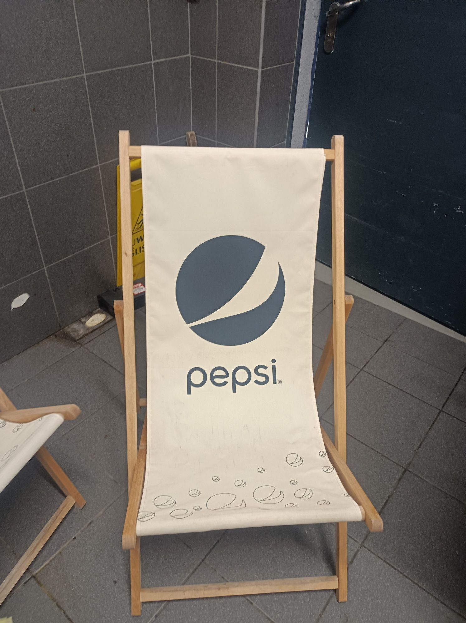 Leżak z logo Pepsi drewniany