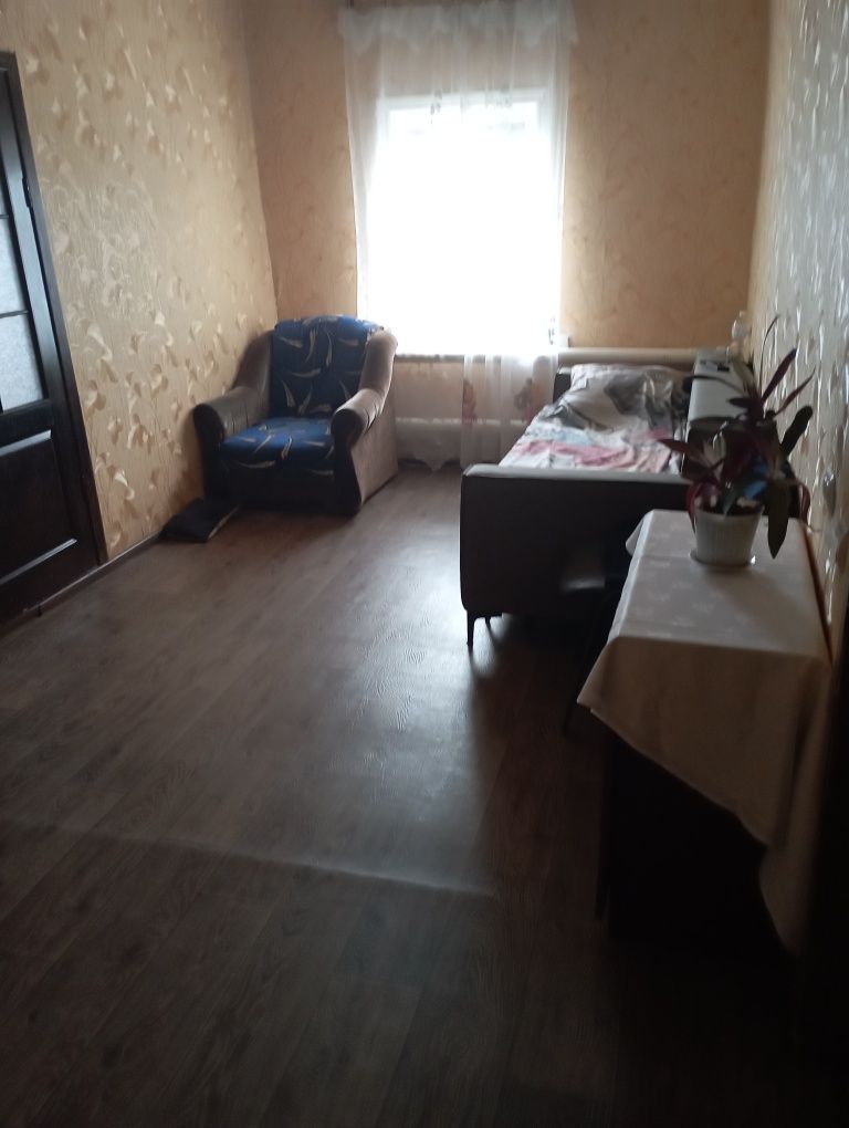 Продам 1/2 дома возле стадиона