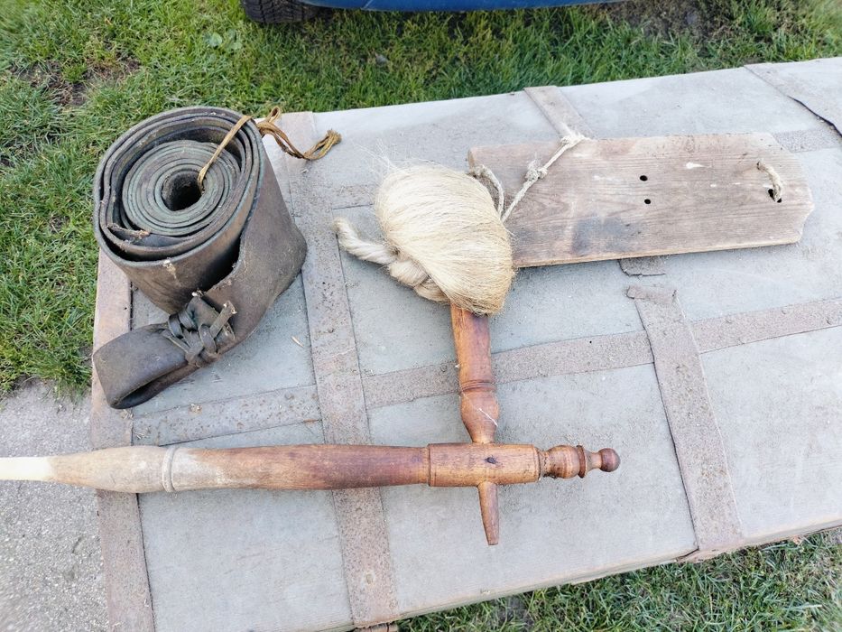 Starocie kufer, oficerki, kołowrotek