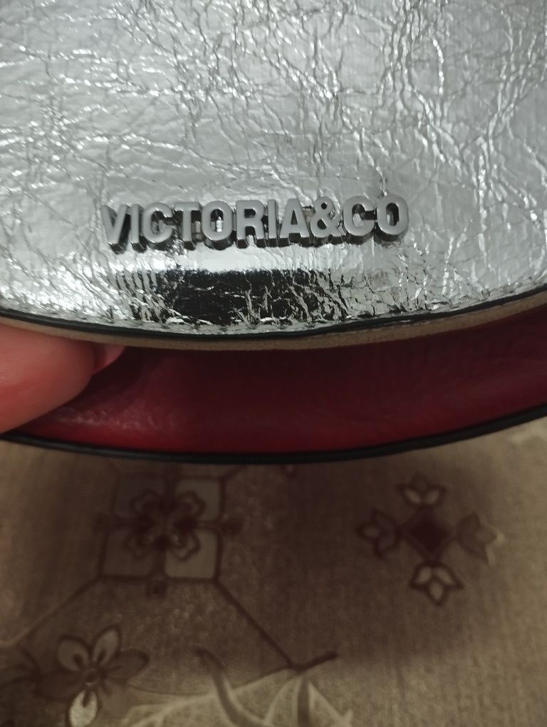 Nowa torebka Victoria czerwona że srebrnym z eko skóry