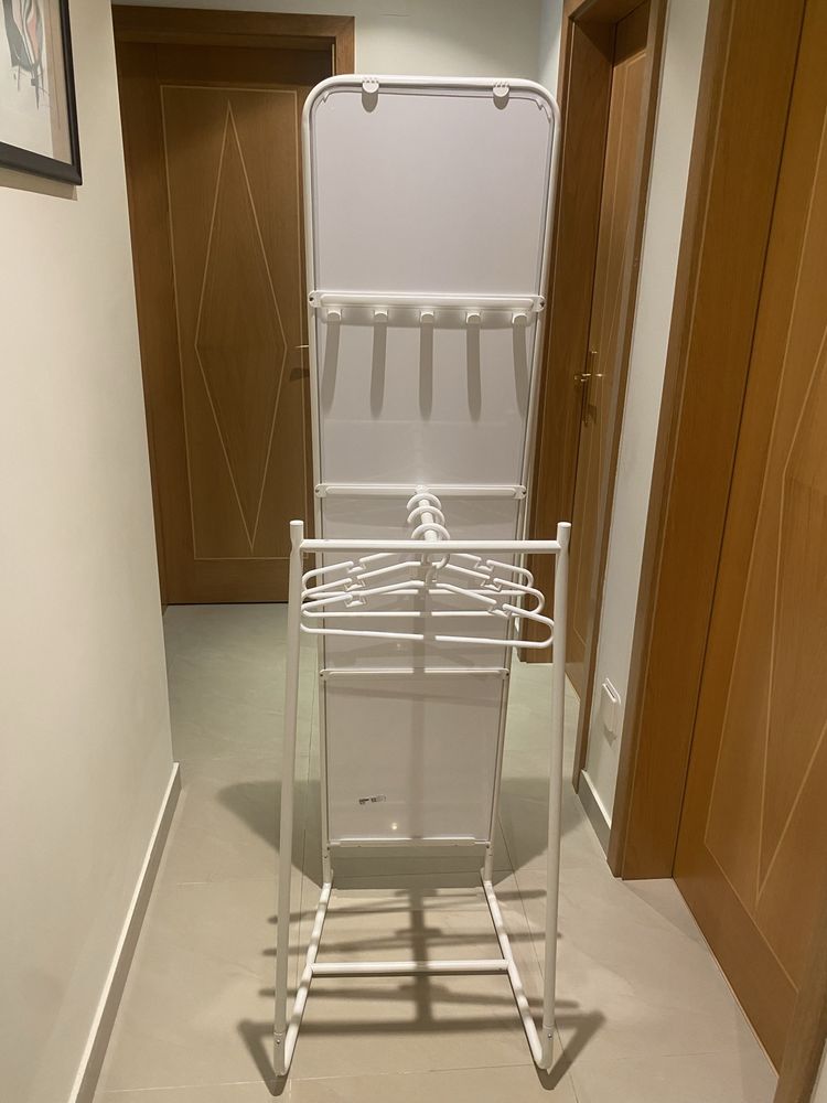 Espelho de pé com porta cabides e suportes para acessórios (39x160 cm)