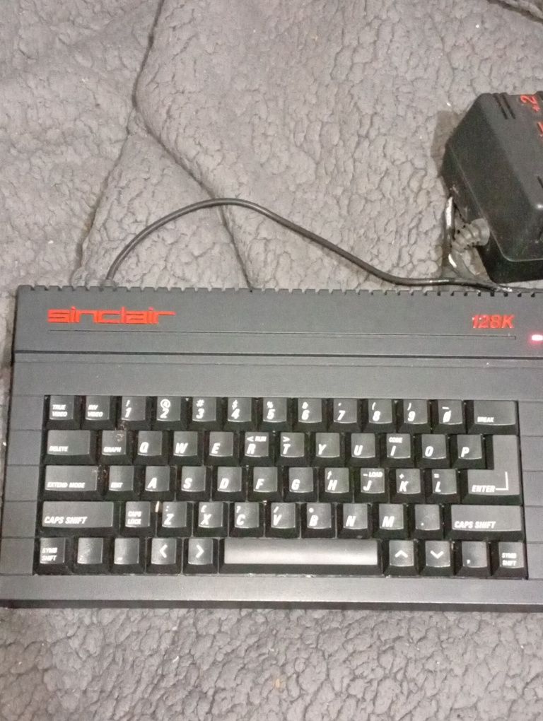 Consola ZX Spectrum 128k com jogos em caixa bem funcional