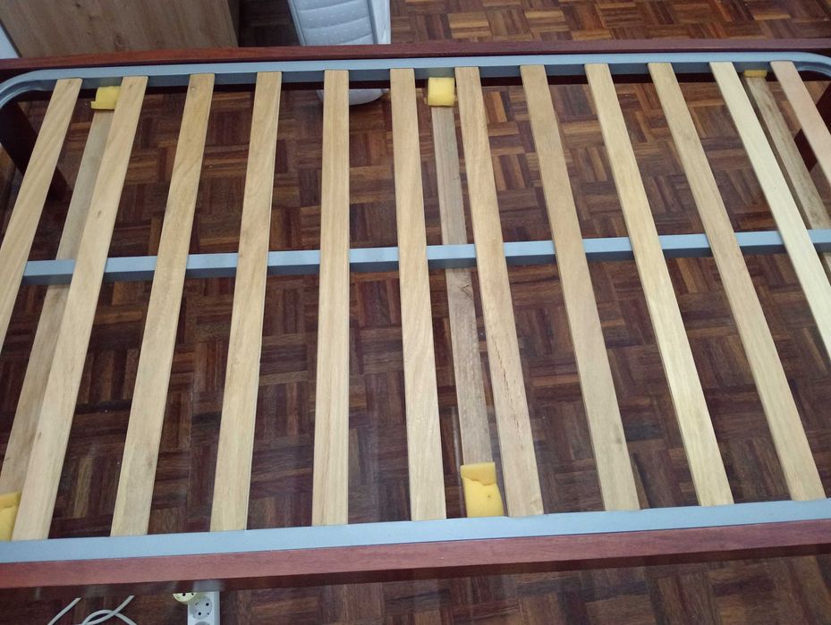Vendo Cama de Solteiro/a com Estrado e Colchão